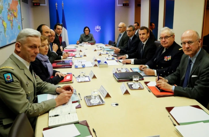 Photo de la réunion d'Emmanuel Macron avec ses principaux conseillers diplomatiques et militaires au PC Jupiter de l'Elysée, le 14 avril 2018