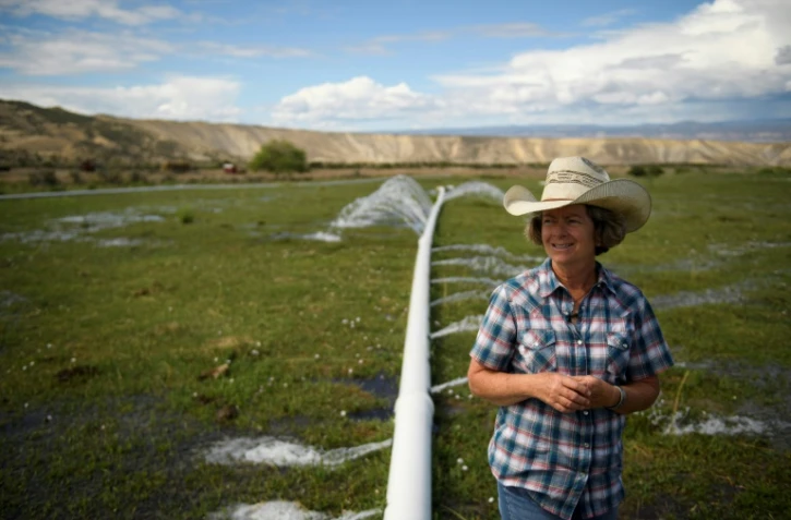 L'éleveuse Janie VanWinkle déplore la sécheresse qui force à irriguer sans beaucoup de résultats, après 3 années de sécheresse dans le Colorado