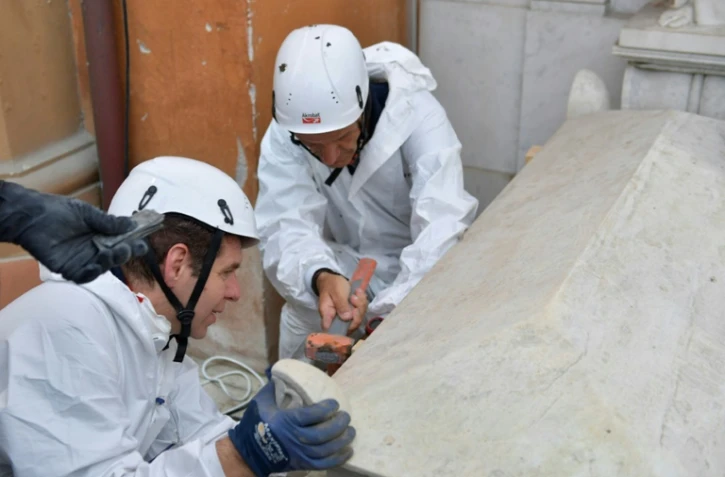 Des experts médico-légaux ouvrent une tombe dans le cimetière allemand du Vatican le 11 juillet 2019, dans le cadre des recherches de l'adolescente disparue Emanuela Orlandi