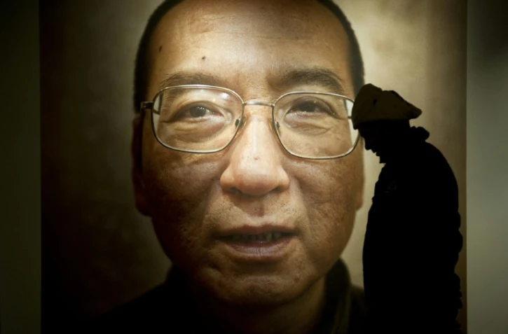 Le prix Nobel de la paix Liu Xiaobo, emprisonné depuis huit ans, est mort à l'âge de 61 ans, d'un cancer du foie, un mois après été transféré de sa prison dans un hôpital sécurisé