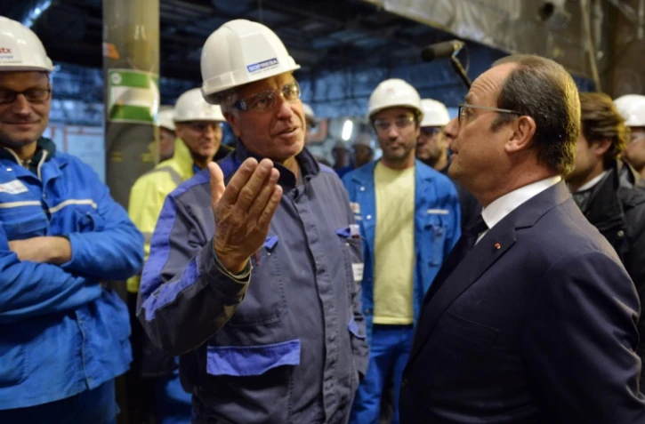 Le président François Hollande parle avec des salariés des chantiers navals de Saint-Nazaire, le 13 octobre 2015