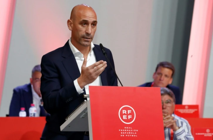 Le président de la Fédération espagnole Luis Rubiales s'exprimant devant l'assemblée extraordinaire de la RFEF, le 25 août 2023 à Las Rozas de Madrid