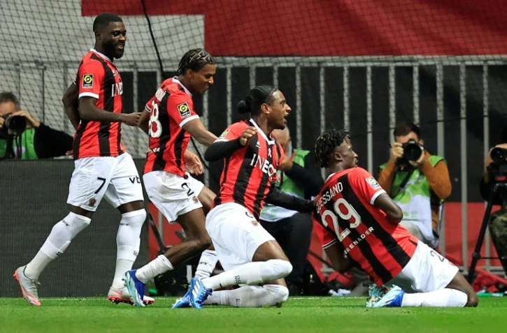 Evann Guessand (d) vient de marquer de la tête le but de la victoire niçoise contre Marseille, le 21 octobre 2023 à Nice  