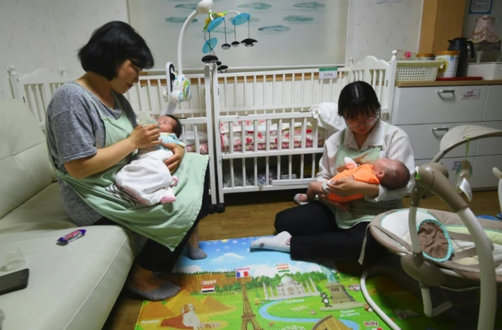 Des assistantes maternelles s'occupent de bébés abandonnés dans une église du sud de Séoul, le 24 mai 2017