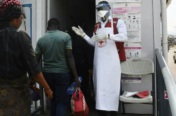 Contrôle sanitaire des voyageurs à Mpondwe, en Ouganda gagné par l'épidémie d'Ebola, le 13 juin 2019 à la frontière avec la RDC