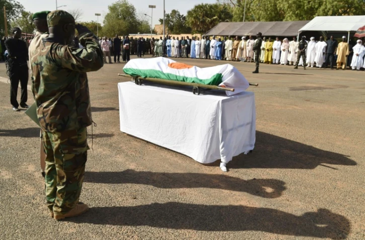Un soldat présente ses respects à un officier tué par Boko Haram lors d'une précédente attaque dans la région de Diffa, près de la frontière entre le Niger et le Nigeria, à Niamey, le 19 mars 2016
