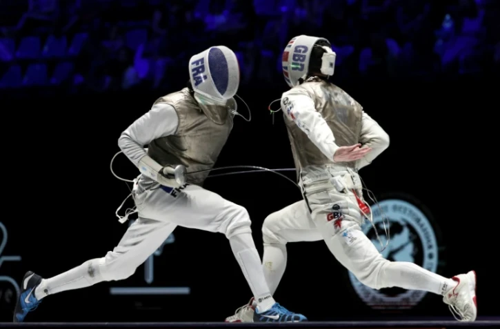 Le fleurettiste français Enzo Lefort (g) champion du monde à Budapest en battant le Britannique Marcus Mepstead le 20 juillet 2019