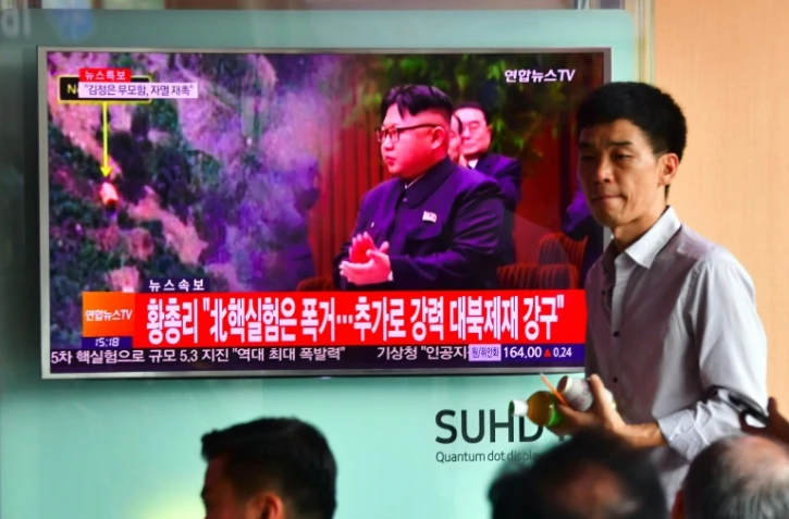 Des Sud-Coréens regardent à la télévision des images du leader nord-coréen Kim Jong-Un après le tir d'un 5e essai nucléaire de Pyongyang, le 9 septembre 2016 à Séoul