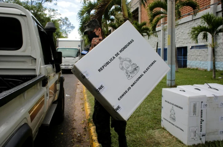 Un militaire transporte du matériel électoral pour l'élection présidentielle le 27 novembre 2021 à Tegucigalpa, au Honduras