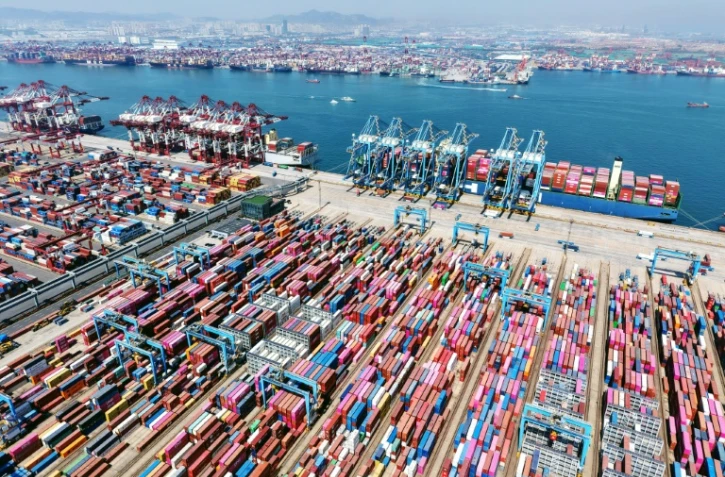 Des conteneurs prêts à l'exportation dans le port de Qingdao, en Chine, le 15 avril 2025