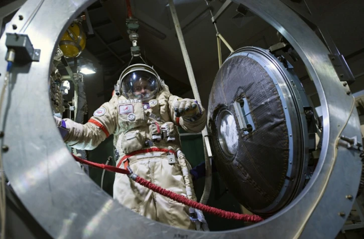 Le cosmonaute russe Sergueï Riazanski s'entraine à ouvrir un sas, dans la Cité des Étoiles près de Moscou, le 29 mai 2017