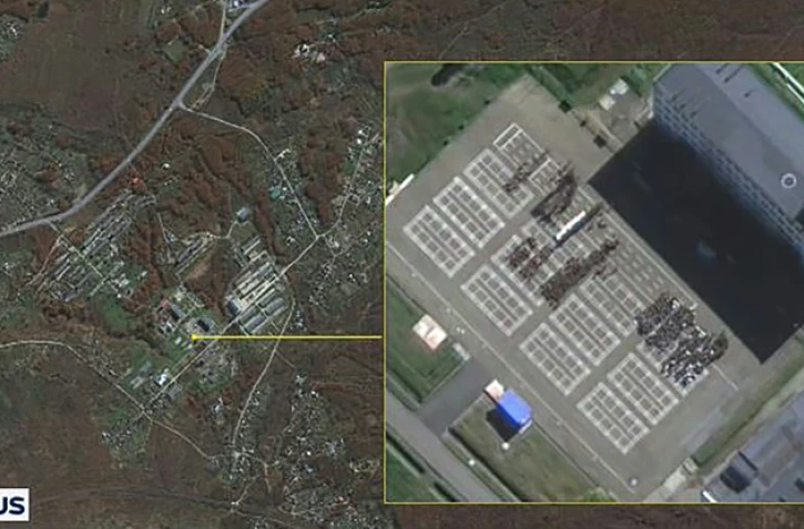 Image satellite d'Airbus Defence and Space diffusée le 18 octobre 2024 par le Service de renseignement sud-coréen (NIS) montrant une installation militaire russe à Oussouriisk, et des personnels nord-coréens rassemblés sur un terrain d'entraînement, le 16 octobre 2024