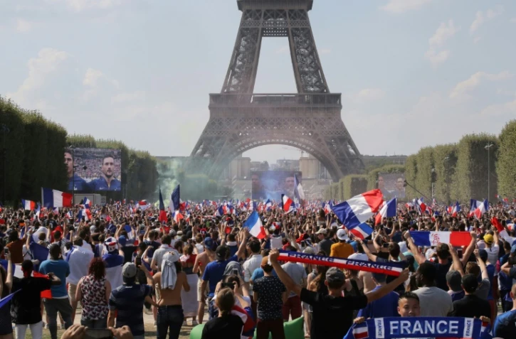 Les supporters de la France euphoriques dans la fan zone du Champ de Mars lors du but français face à la Croatie le 15 juillet 2018