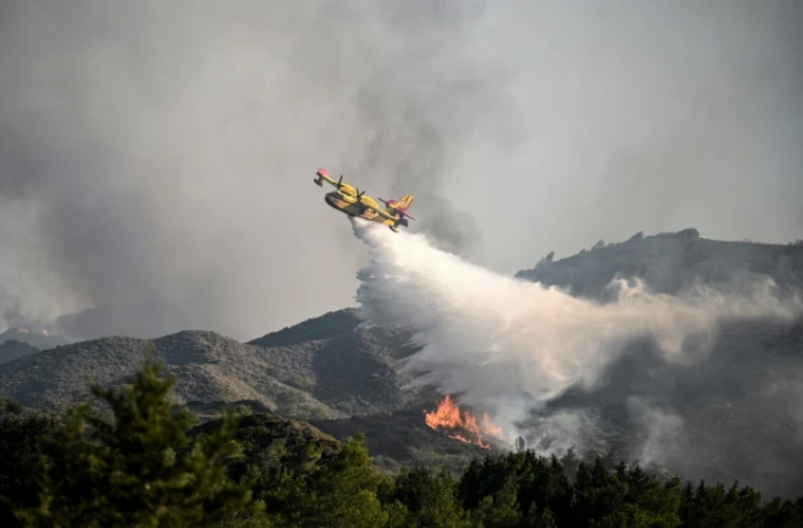 Lutte contre les feux de forêt près du village de Vati, sur l'île grecque de Rhodes, le 25 juillet 2023