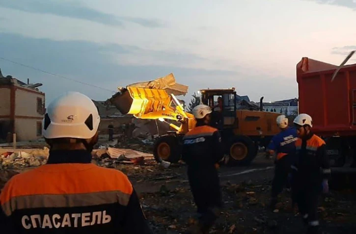 Photo diffusée le 15 août 2023 par le ministère russe des Urgences de secouristes sur les lieux d'un incendie après une explosion d'une station-service à Makhachkala, au Daguestan