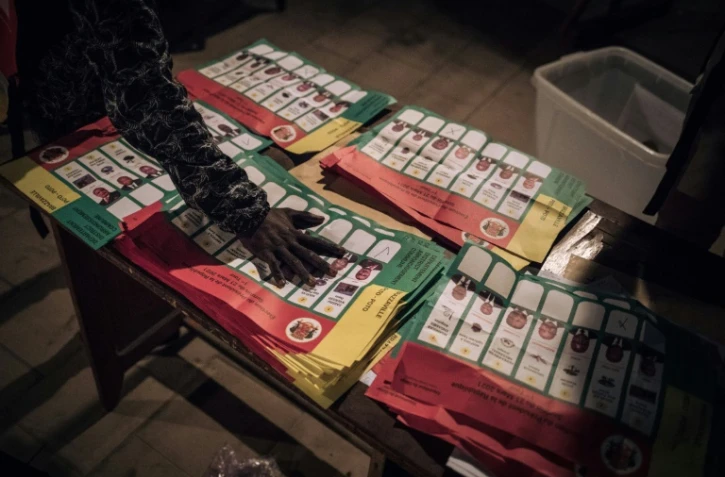 Un responsable de la Commission électorale compte des bulletins de vote pour l'élection présidentielle au Congo, au conseil municipal de Poto-Poto, à Brazzaville, le 21 mars 2021