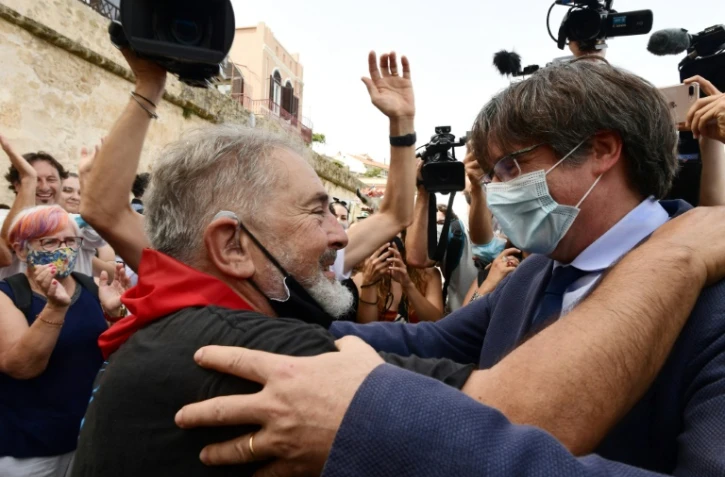 L'ex-président de Catalogne Carles Puigdemont (d) prend un bain de foule à Alghero, le 25 septembre 2021 en Sardaigne