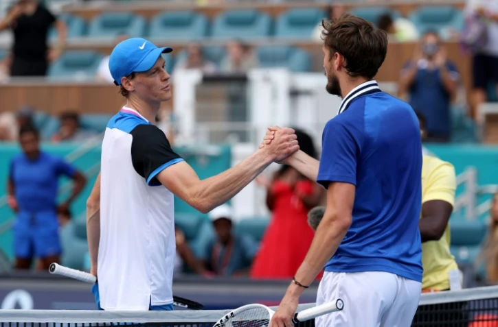 Jannik Sinner (à gauche) est félicité par Daniil Medvedev à l'issue de leur match à Miami, le 29 mars 2024