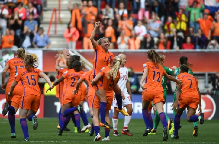 Les Néerlandaises exultent après avoir gagné la finale de l'Euro face au Danemark, le 6 août 2017 à Enschede aux Pays-Bas