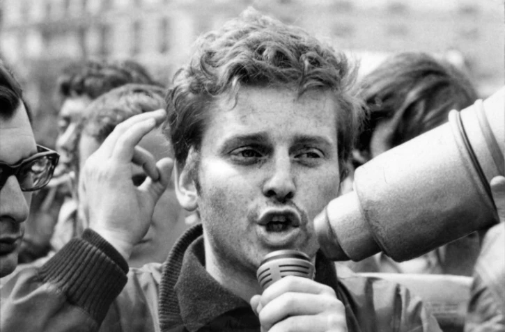 Daniel Cohn-Bendit prend la parole lors de la manifestation du 13 mai 1968 à Paris