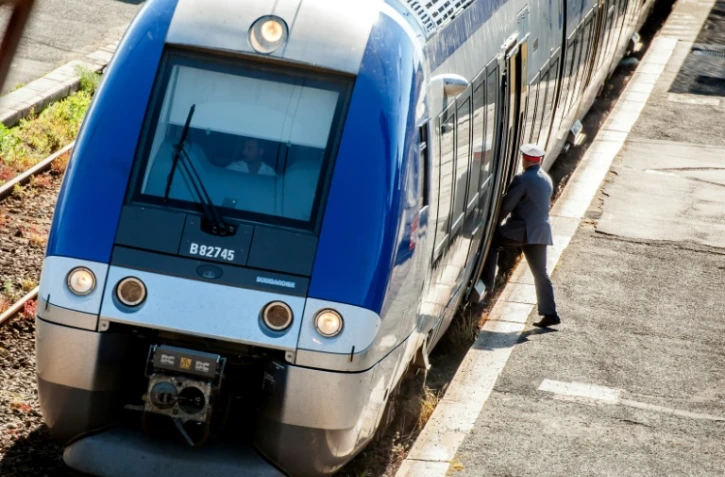 Un contrĂ´leur d'un TER en gare de Hazebrouck le 22 mai 2014