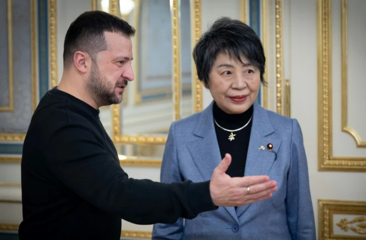 Photo émanant des services de la présidence ukrainienne transmise le 7 janvier 2024 montrant la cheffe de la diplomatie japonaise Yoko Kamikawa (D) et le président ukrainien Volodymyr Zelensky avant des discussions à Kiev