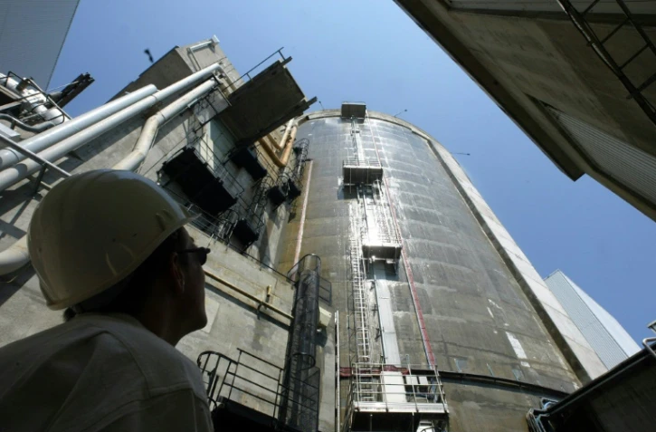 L'un des deux bâtiments du réacteur rafraîchi par des brumisateurs, le 04 août 2003, à la centrale nucléaire de Fessenheim