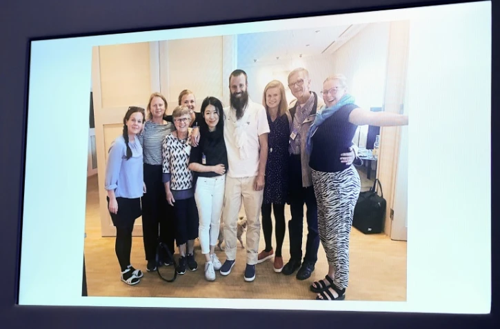 Le Suédois Johan Gustafsson (c) entouré par sa famille à son arrivée en Suède, sur une photo projetée lors d'une conférence de presse du gouvernement suédois, le 26 juin 2017 à Stockholm