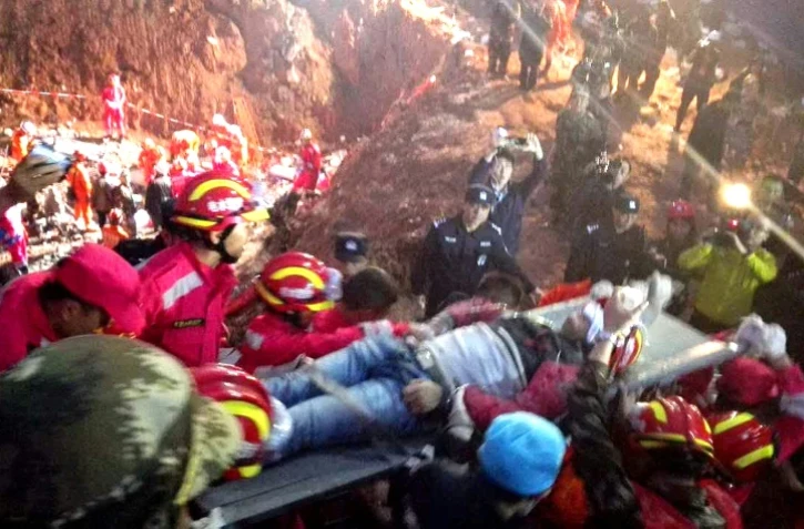 Un survivant de 19 ans extrait d'un bâtiment enseveli le 23 décembre 2015 à Shenzen