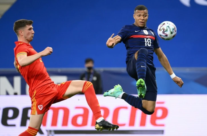 L'attaquant français Kylian Mbappé (d) ouvre le score lors du match amical contre le Pays de Galles, à Nice, le 2 juin 2021