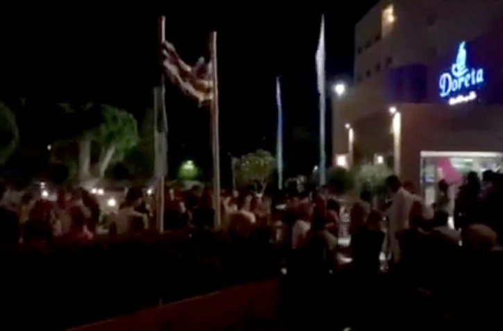 Des touristes attendent après un tremblement de terre devant l'hôtel Marmara de Theologos, à 30 km de Rhodes le 20 juillet 2017