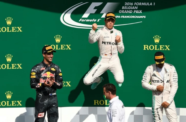 L'Allemand Nico Rosberg (Mercedes) saute de joie sur le podium après sa victoire au GP de Belgique sur le circuit de Spa-Francorchamps, le 27 août 2016
