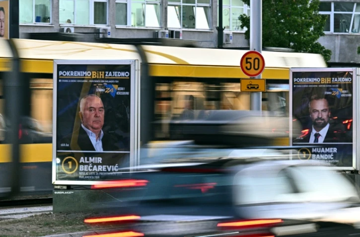 Des affiches électorales de divers partis et candidats bordent les rues de Sarajevo, le 30 septembre 2026, à quelques jours des élections générales