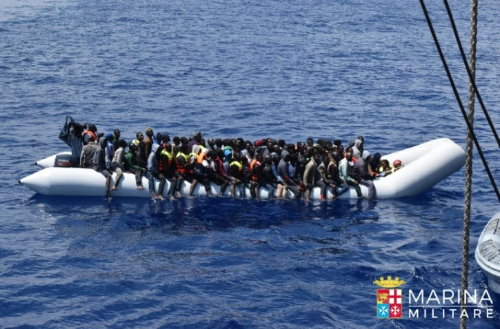 Photo fournie par la Marine italienne montrant une opération de sauvetage de migrants en Méditarranée au large des côtes libyennes, le 23 juin 2016