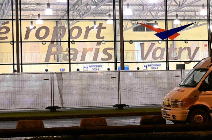 Les vitres bâchées de l'aéroport de Vatry, dans la Marne, le 22 décembre 2023