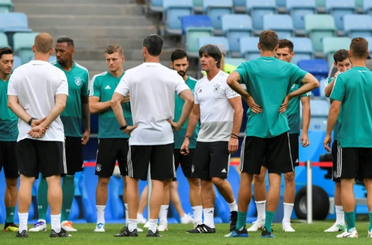 L'entraîneur de l'équipe d'Allemagne Joachim Löw (c) dirige une séance d'entraînement, le 22 juin 2018 à Sotchi 