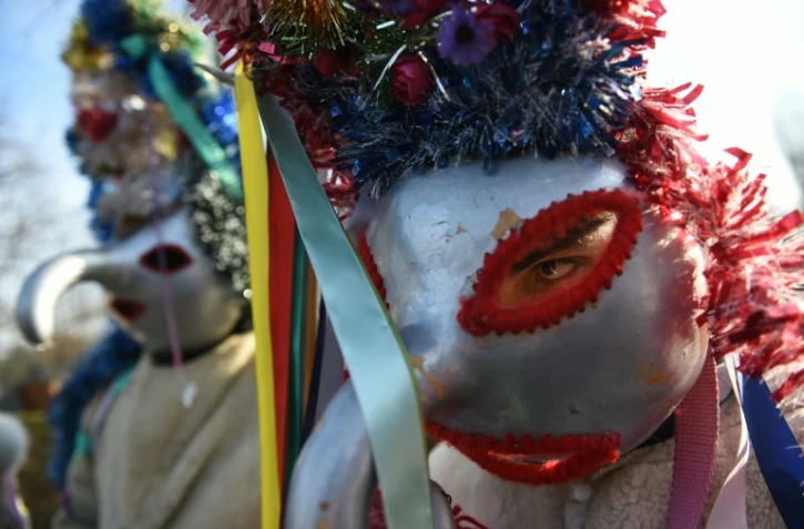 Des membres du groupe folklorique "Mosoaiele" dans le village de Luncavita en Roumanie, le 13 décembre 2015 