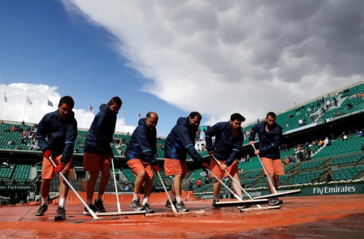Evacuation de l'eau sur le court central de Roladn-Garros après des averses, le 6 juin 2017