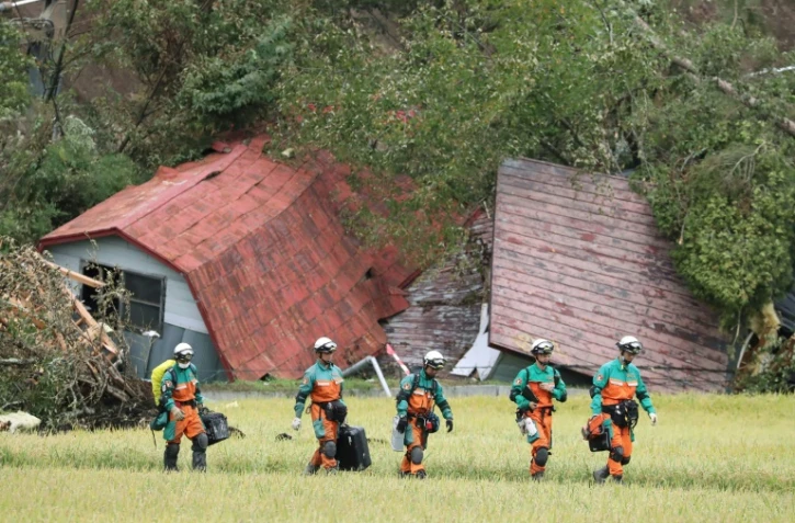Une équipe de secours de la police japonaise dans la localité d'Astuma touchée par le séisme qui a frappé le nord du Japon, le 9 septembre 2018.

