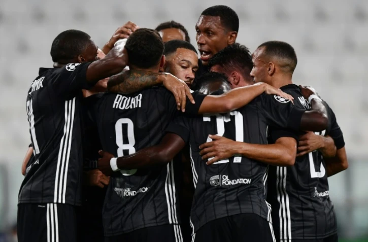 Les Lyonnais se congratulent après le penalty réussi de Memphis Depay face à la Juventus, en 8e retour de Ligue des champions le 7 août 2020 à Turin