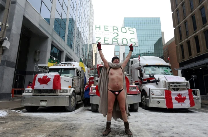 Un manifestant anti-restrictions sanitaires devant un barrage de camions à Ottawa, le 12 février 2022
