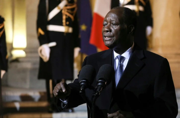 Le président ivoirien Alassane Ouattara au sortir du Palais de l'Elysée à Paris après un entretien avec le président Emmanuel Macron, le 15 février 2019