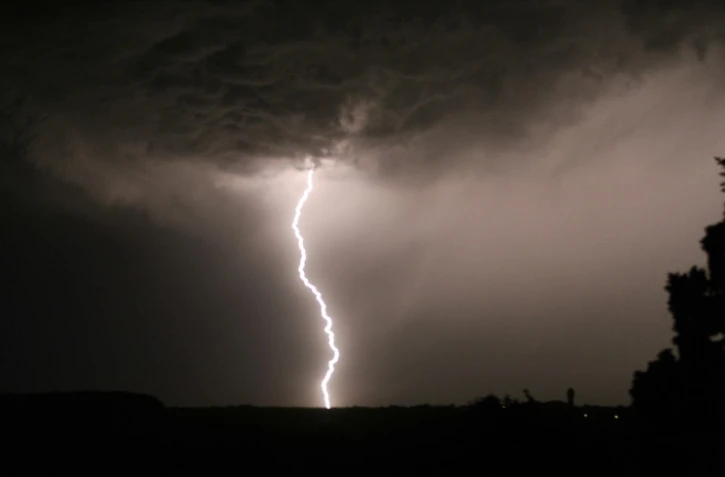 Dix-huit départements ont été placés en vigilance orange en raison de risques d'orages à partir de vendredi en début après-midi sur la région Auvergne-Rhône-Alpes et à l'est de l'Occitanie