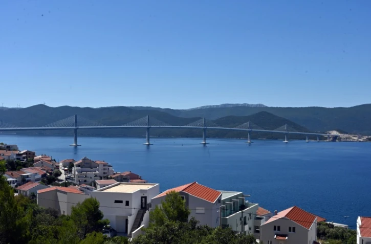 Le "pont de Peljesac" dans la baie de Mali Ston, en Croatie, le 18 juillet 2022