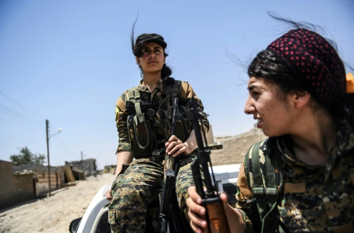 Des combattantes yazidies sur le front oriental de Raqa, le 18 juillet 2017