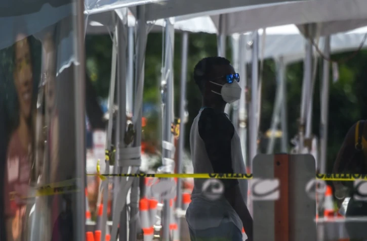 Un homme attend de se faire tester à Miami Beach, Floride, le 24 juin 2020.