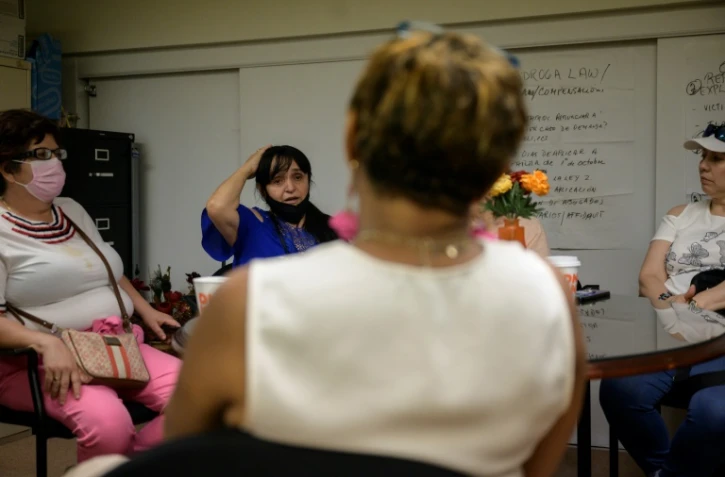 Lucelly Gil (c, de face) participe à un groupe de soutien aux "nettoyeurs" immigrés du 11 septembre 2001, organisé le 10 juin 2021 à New York 