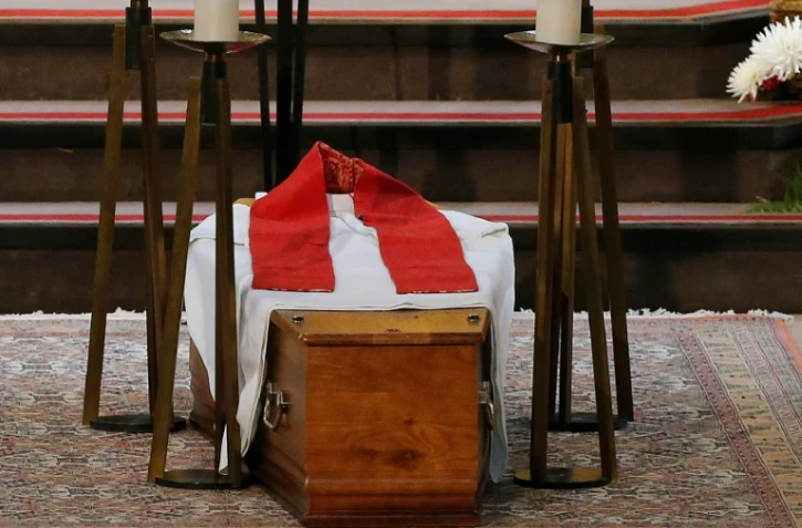 Une grande et simple croix en bois, un cercueil posé à même le sol... la sobriété des symboles aux obsèques du père Jacques Hamel contrastait mardi avec l'ampleur de la foule de milliers de personnes de toutes confessions venues partager leur émotion