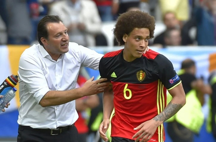 Le milieu belge Axel Witsel (d) félicité par le sélectionneur Marc Wilmots après avoir inscrit le 3e but face à l'Eire au Matmut Atlantique à l'Euro, le 18 juin 2016