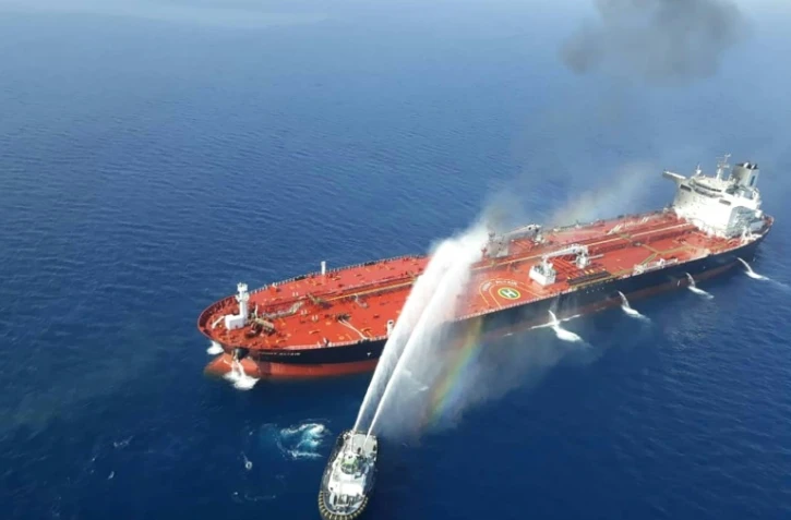Photo obtenue auprès de l'agence de presse iranienne Tasnim le 13 juin 2019 semblant  montrer un bateau iranien aidant à éteindre un incendie sur un navire attaqué